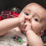 Kiedy dziecku wychodzą pierwsze zęby – kalendarz i objawy Dziecko