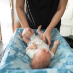 Pielęgnacja noworodka – pierwsze tygodnie krok po kroku Dziecko